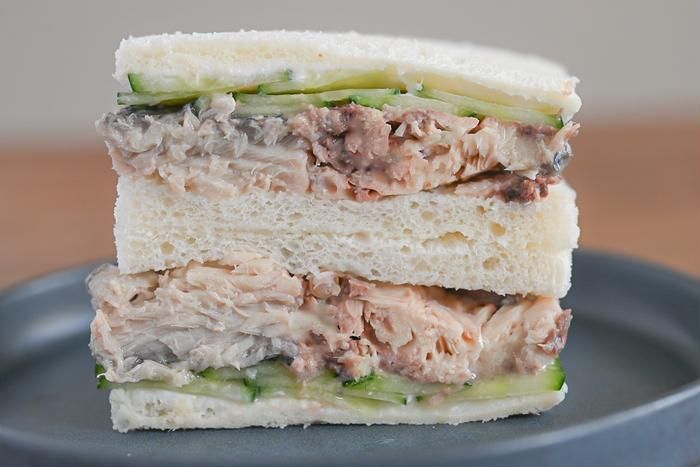 皿にのったサバのサンドイッチ