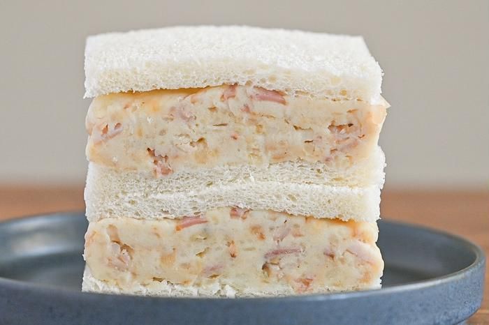 皿にのったポテトサラダのサンドイッチ