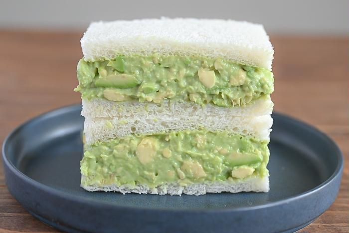 皿にのったアボカドのサンドイッチ