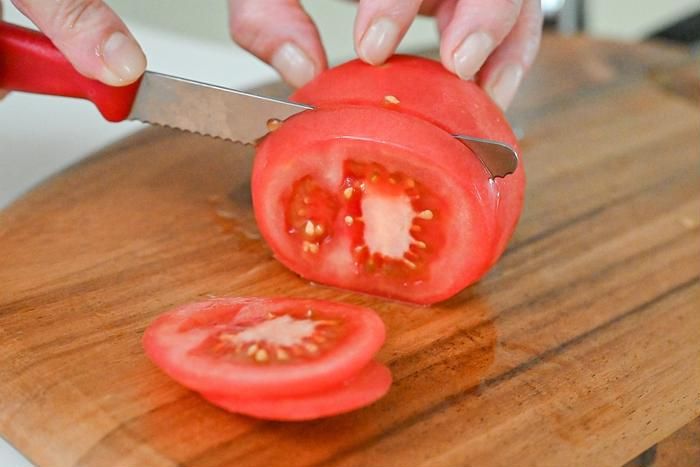 カットしたトマトの断面