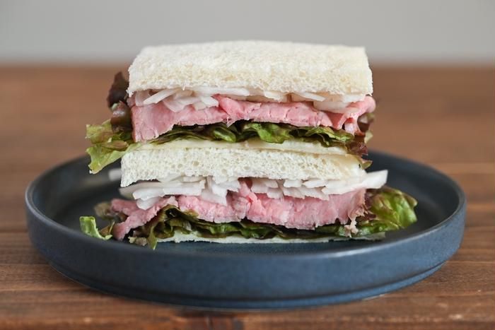 皿にのったローストビーフサンド