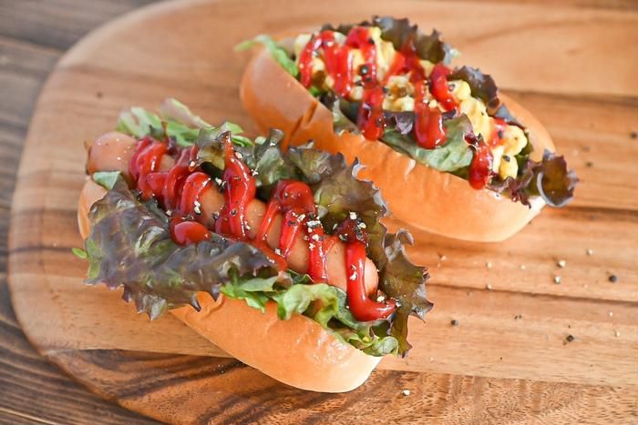 木製の板にのったロールパン