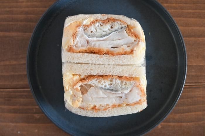 皿にのった白身魚のサンドイッチ