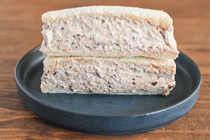 皿にのったチョコレート生クリームサンド