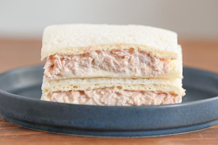 皿にのったツナサンド