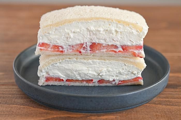 皿にのったいちごのサンドイッチ