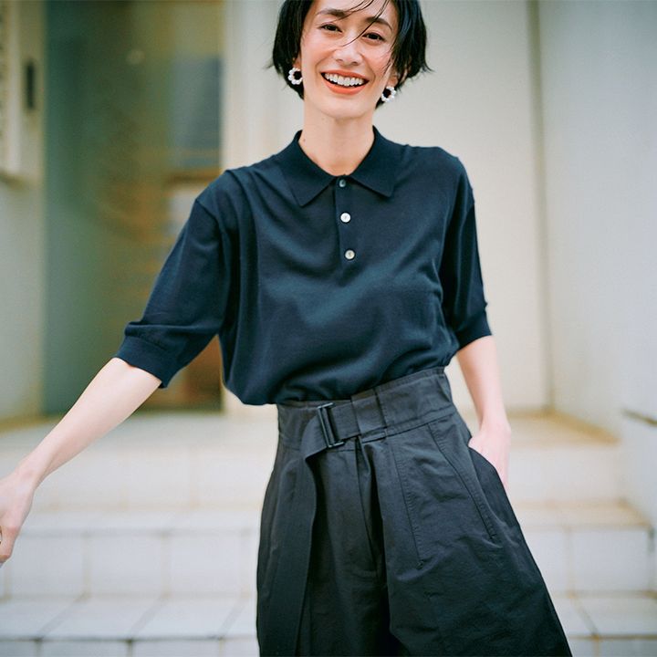 ポロニットにショートパンツを合わせた大人トラッドコーデ