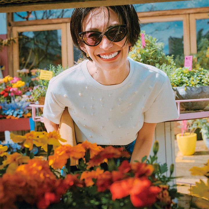 パールがランダムに施されたマカフィーの白Tシャツ