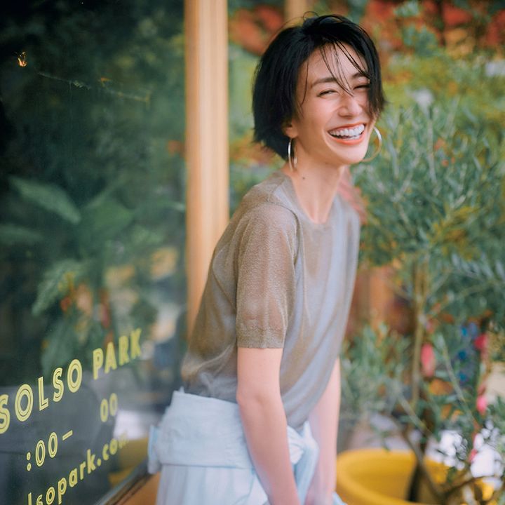 シアーな半袖ラメニットと白パンツのコーデ