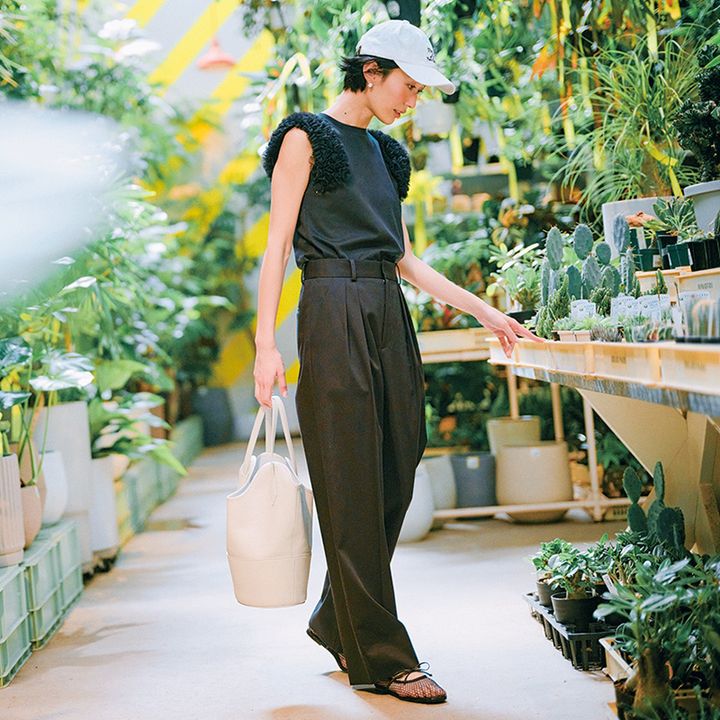 チュール付きの黒タンクトップと黒パンツのワントーンコーデ