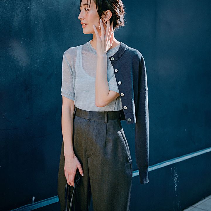 シルバーの半袖ラメニットと黒パンツを合わせたシンプルコーデ