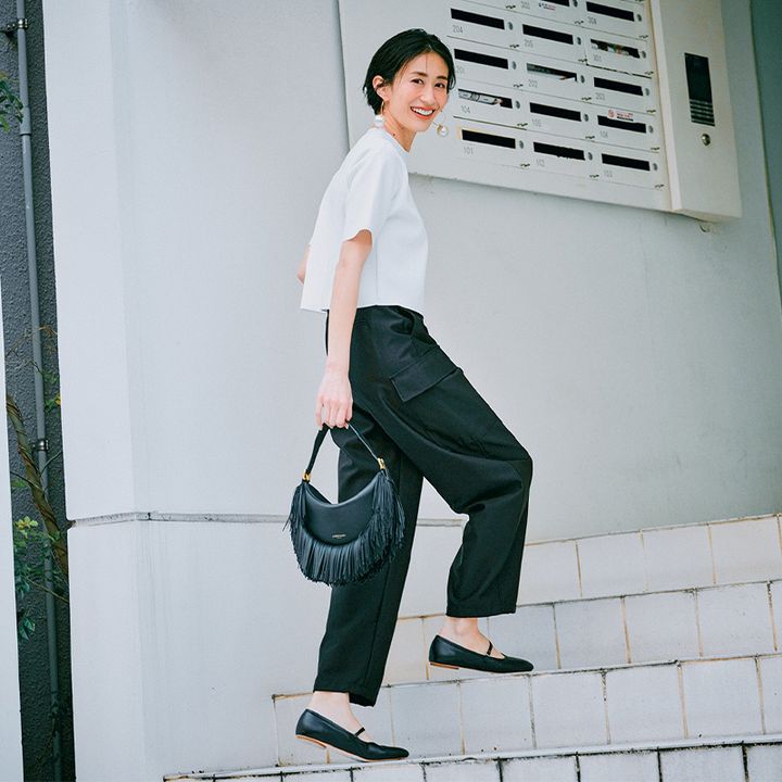 白ニットTと黒パンツのモノトーンコーデ