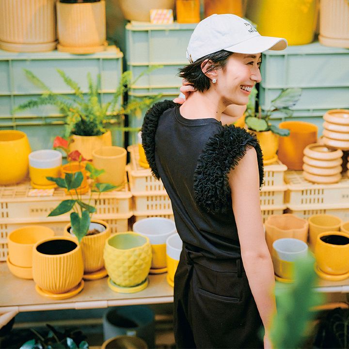 袖にチュールが付いたセルフォードの黒タンクトップ