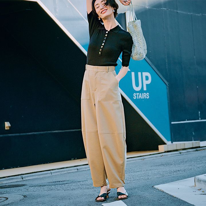 黒の五分袖ポロニットとゆるチノパンツの今どきコーデ