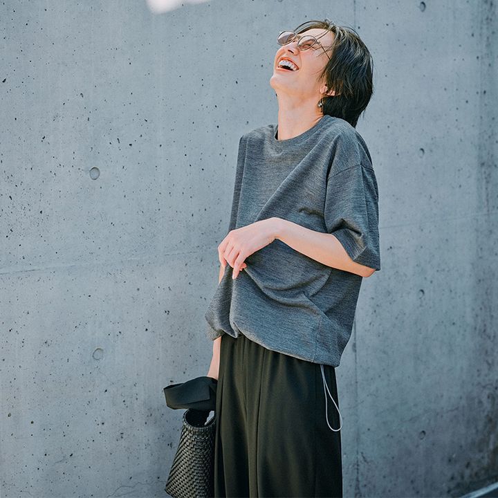 濃いめグレーTシャツにゆるパンツを合わせたリラクシースタイル