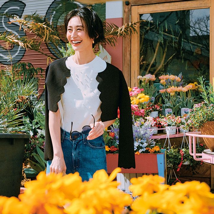 パールのついた白Tにデニムのちょい甘コーデ