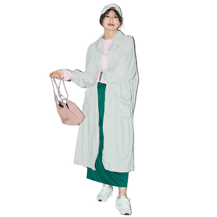 ピンクのTシャツにグリーンのスカート、ベージュのアウターを羽織った公園コーデの東原亜希さん