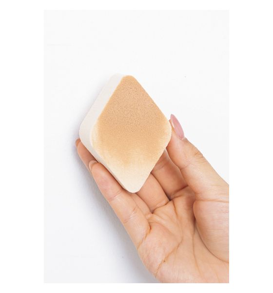 スポンジにファンデーションをとったイメージ