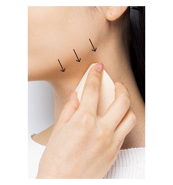 ファンデーションは首まで塗る