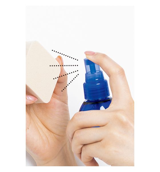 1.スポンジにミストを吹きかける