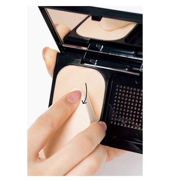 2.スポンジ全面にファンデを取る