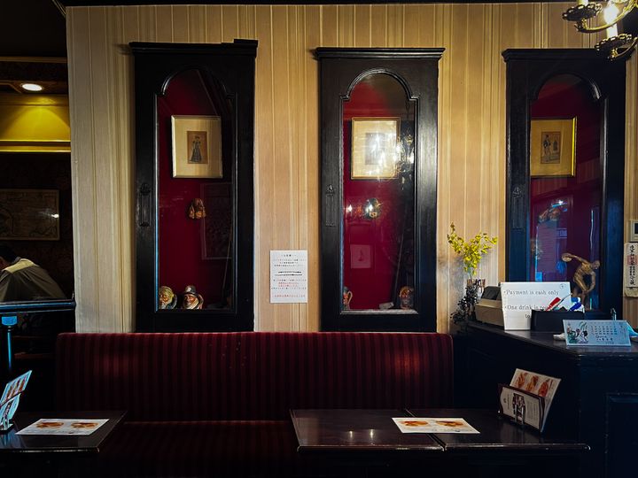 「ローヤル珈琲店」の店内