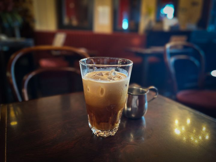 テーブルに並んだ「ロワイヤル珈琲」