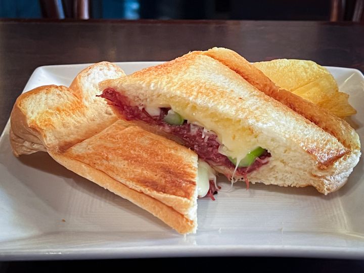 お皿にのった「アスパラ入コンビーフのチーズホットサンド」