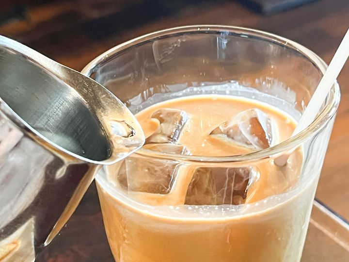 「ロワイヤル珈琲」にガムシロップを注ぐ様子