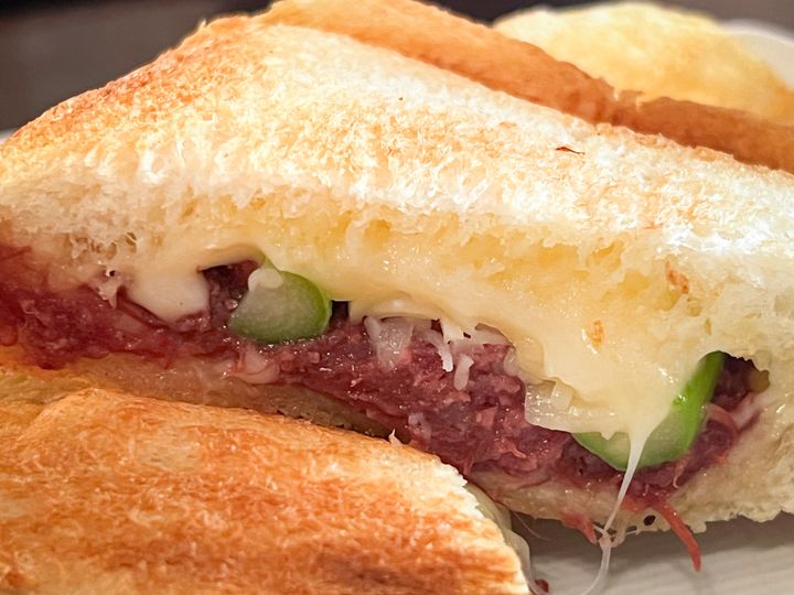 「アスパラ入コンビーフチーズのホットサンド」の断面
