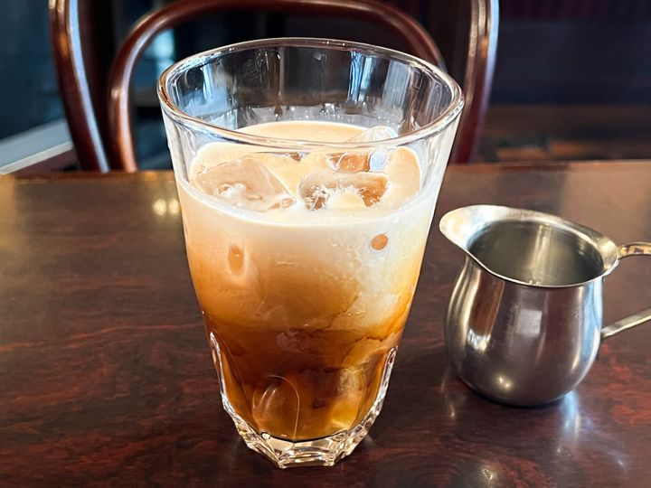 テーブルにのった「ロワイヤル珈琲」