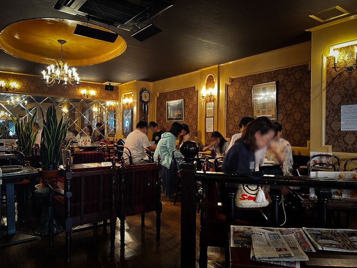 重厚な雰囲気の「ローヤル珈琲店」の内装