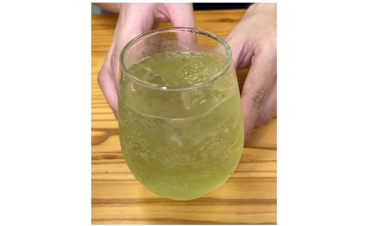 完成した「お茶ソーダ」（農林水産省の公式Xアカウントより）