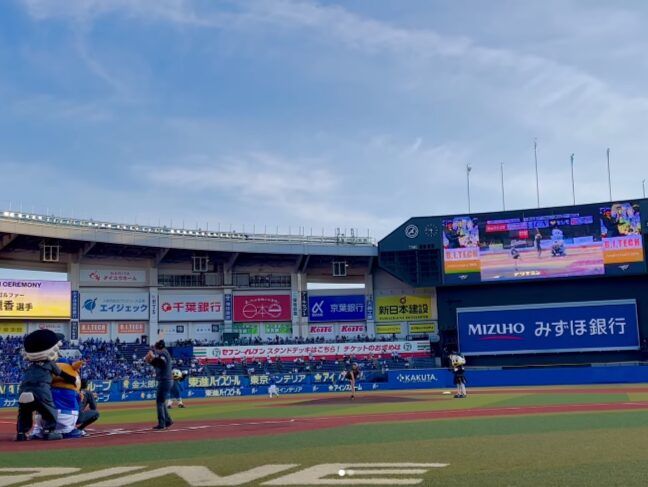 臼井麗香、“ショーパン姿”で始球式に登場！「ホールインワン」の声