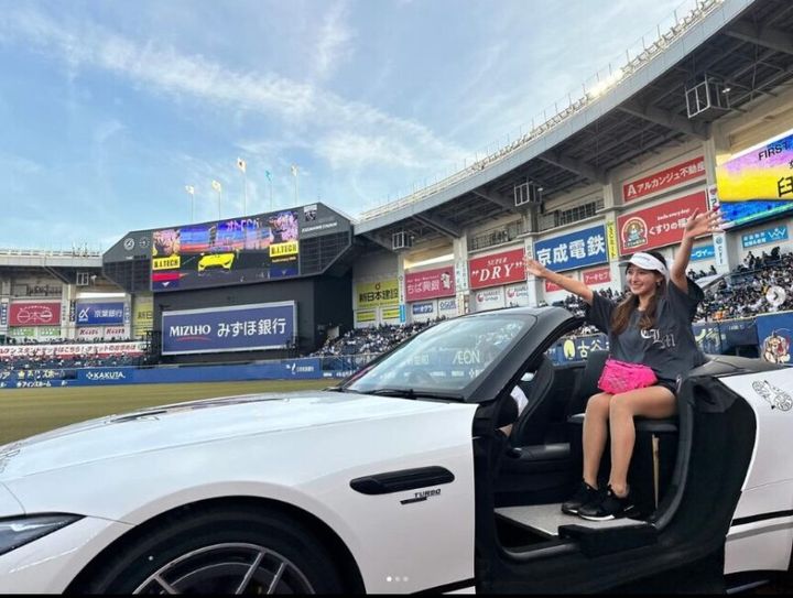 臼井麗香、“ショーパン姿”で始球式に登場！「ホールインワン」の声