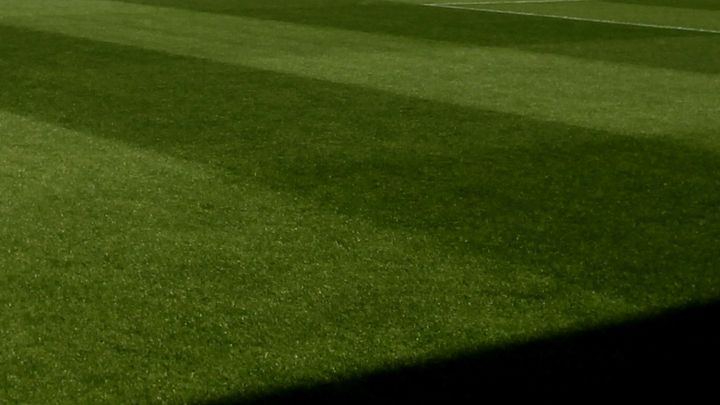 まるでAI画像のよう…「サッカー場に突如巨大な穴が開く」衝撃的な瞬間が話題に