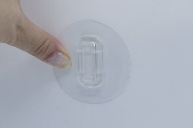 壁に粘着シートを貼る様子