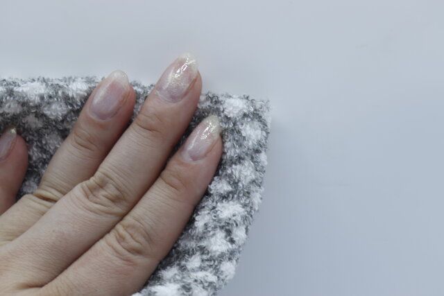 壁の汚れを拭き取る様子