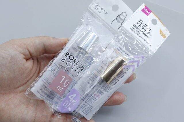 ダイソーのコロンローラーステンレスボール（約10ml）とエレガントアトマイザー（4ml）