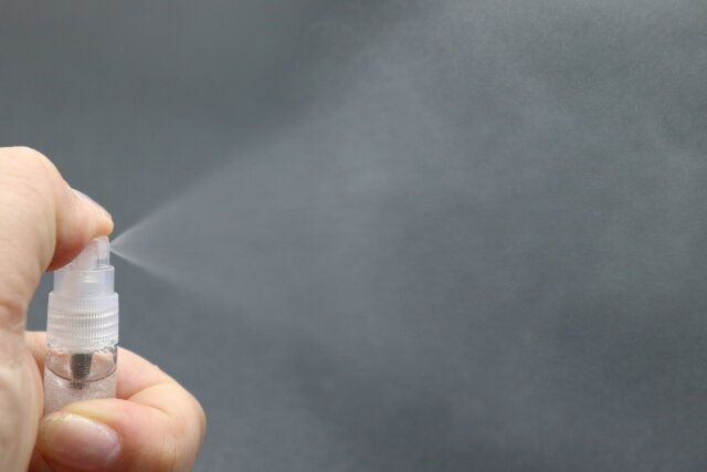 ダイソーのエレガントアトマイザー（4ml）に入れたコスメを噴射する様子