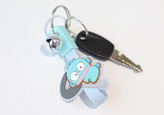 セリアのハンギョドンちょこぴたん自転車キーホルダーに鍵をつけた様子