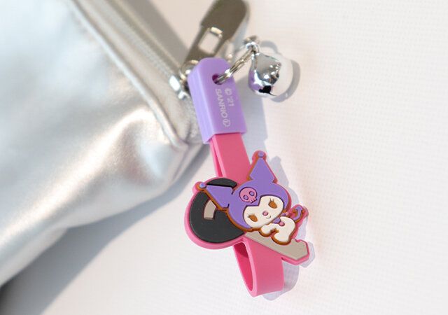 セリアのクロミちょこぴたん自転車キーホルダーをポーチにつけた様子