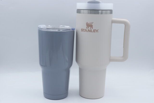 ダイソーのシンプルステンレスタンブラーとスタンレーの真空スリムクエンチャー