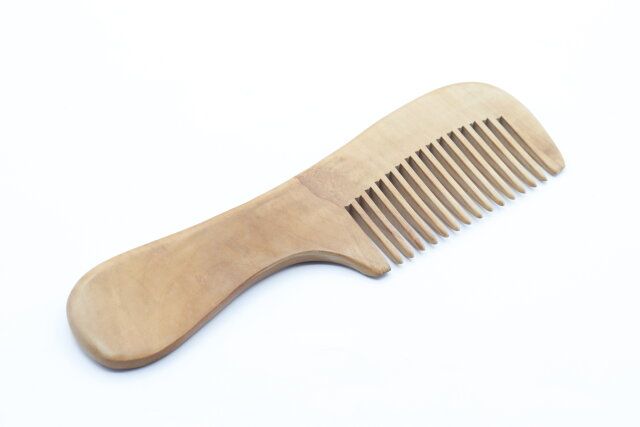 セリアの木製櫛（持ち手付き、太目）