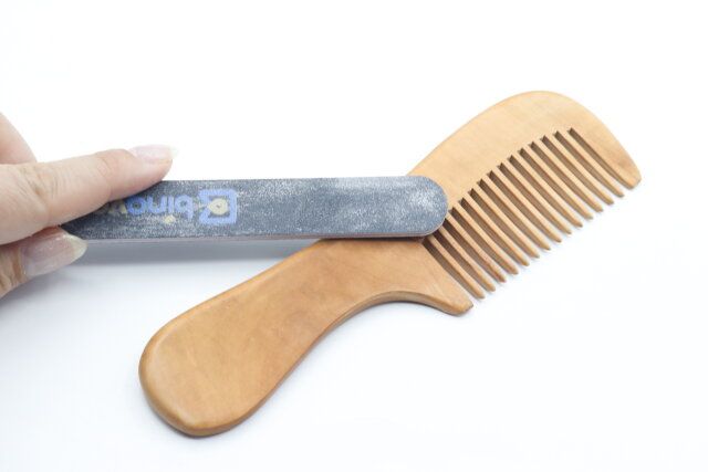セリアの木製櫛（持ち手付き、太目）をヤスリで削る様子