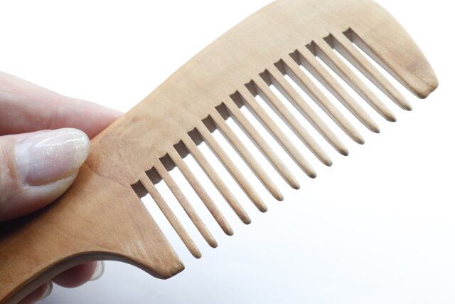 セリアの木製櫛（持ち手付き、太目）のデザイン