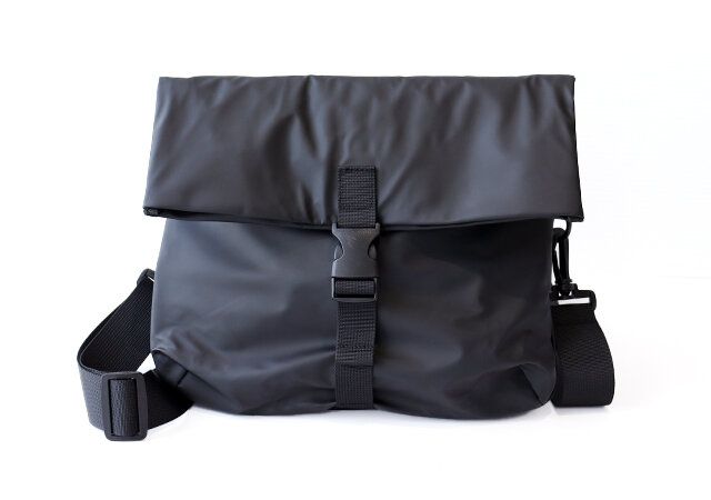 宝島社のW-CLUTCHの防水ショルダーバッグ付録2