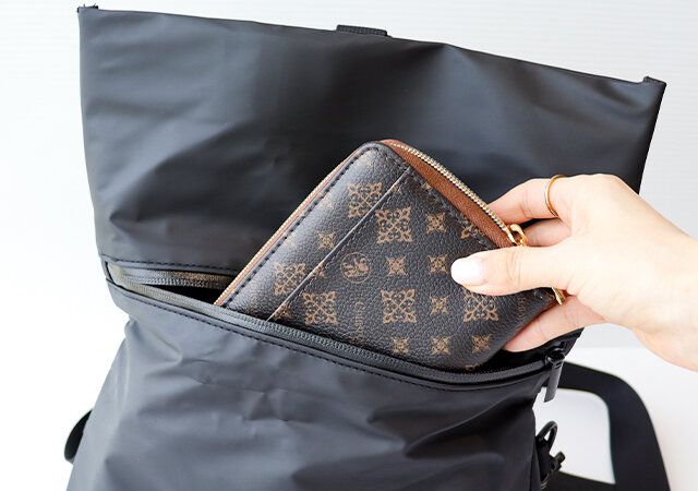 宝島社のW-CLUTCHの防水ショルダーバッグ付録6