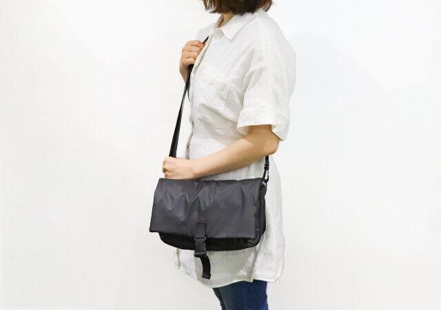 宝島社のW-CLUTCHの防水ショルダーバッグ付録12