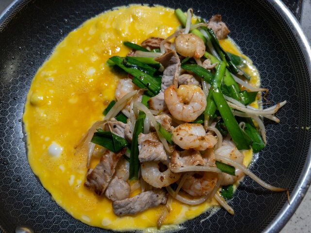 卵を焼いて上に具材をのせる